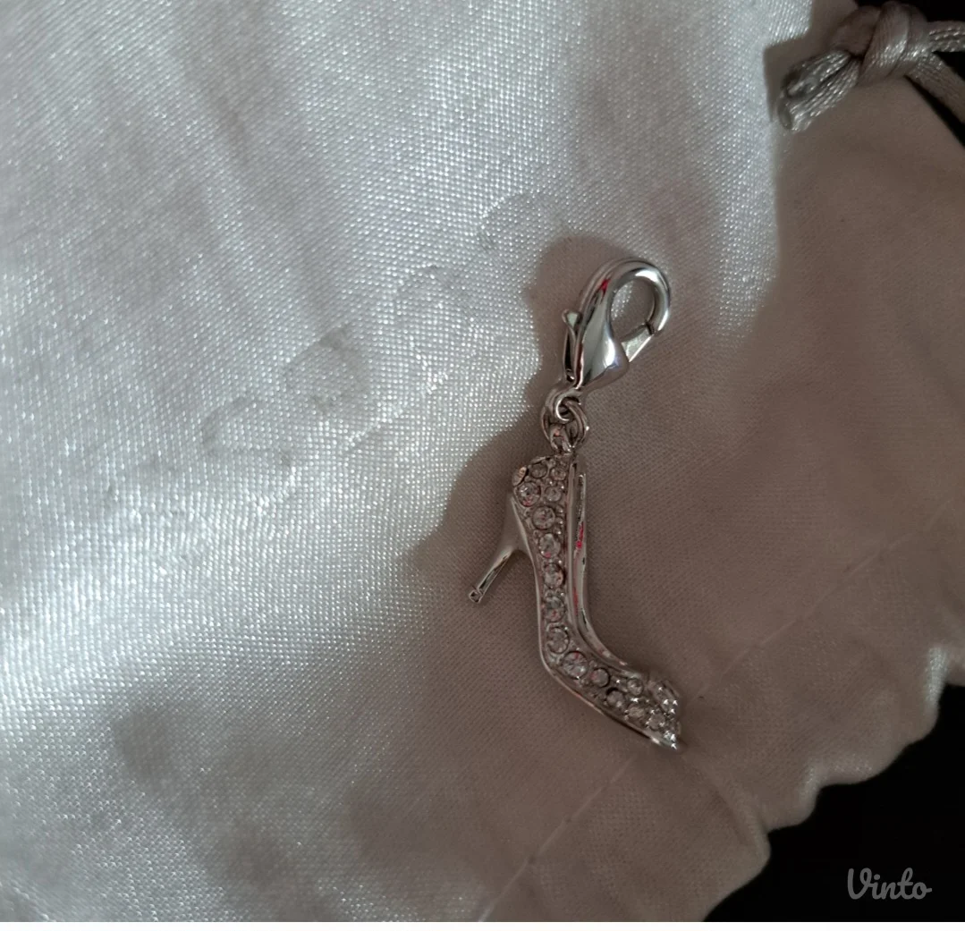 Privezak sa cirkonima Guess