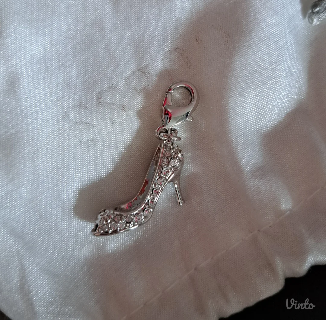 Privezak sa cirkonima Guess