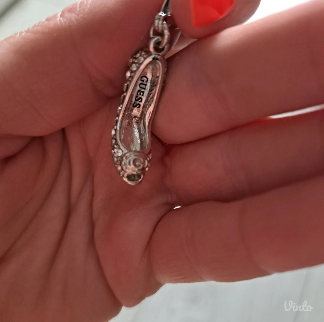 Privezak sa cirkonima Guess