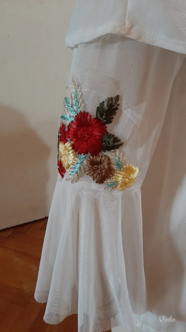 Bluza sa vezom na rukavima