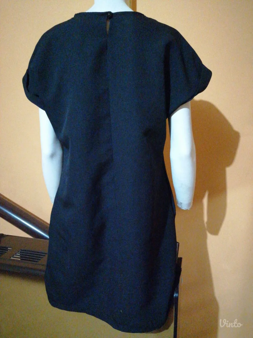 Crna haljina sa dzepovima