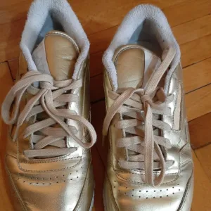 Zlatne Reebok patike