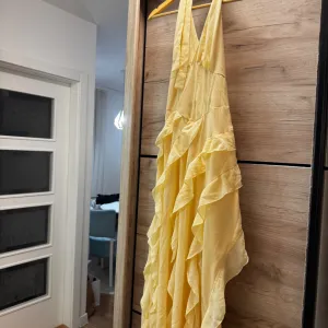 Nova zuta haljina sa karnerima