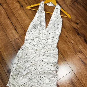 Zara haljina na tufne