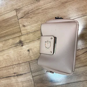 Guess torbica u dobrom stanju