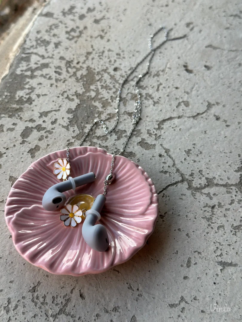 Aksesoari 75 komada za dalju prodaju