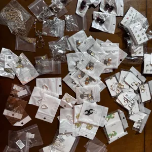 Aksesoari 75 komada za dalju prodaju