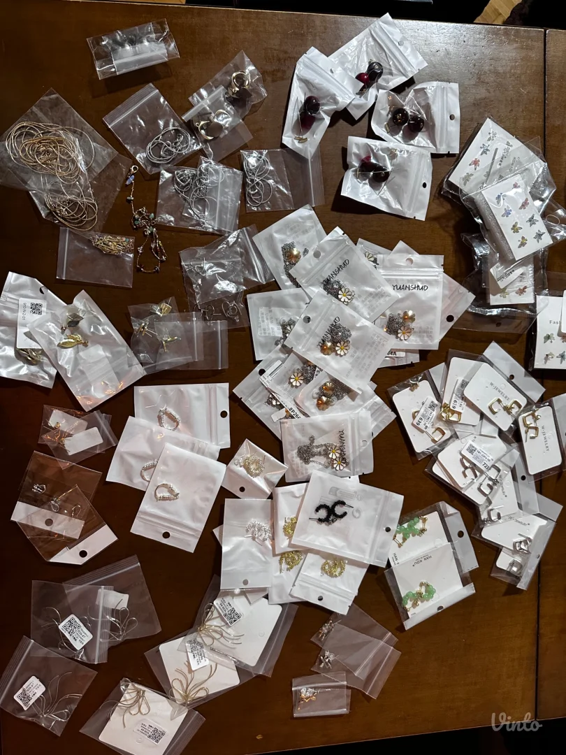 Aksesoari 75 komada za dalju prodaju