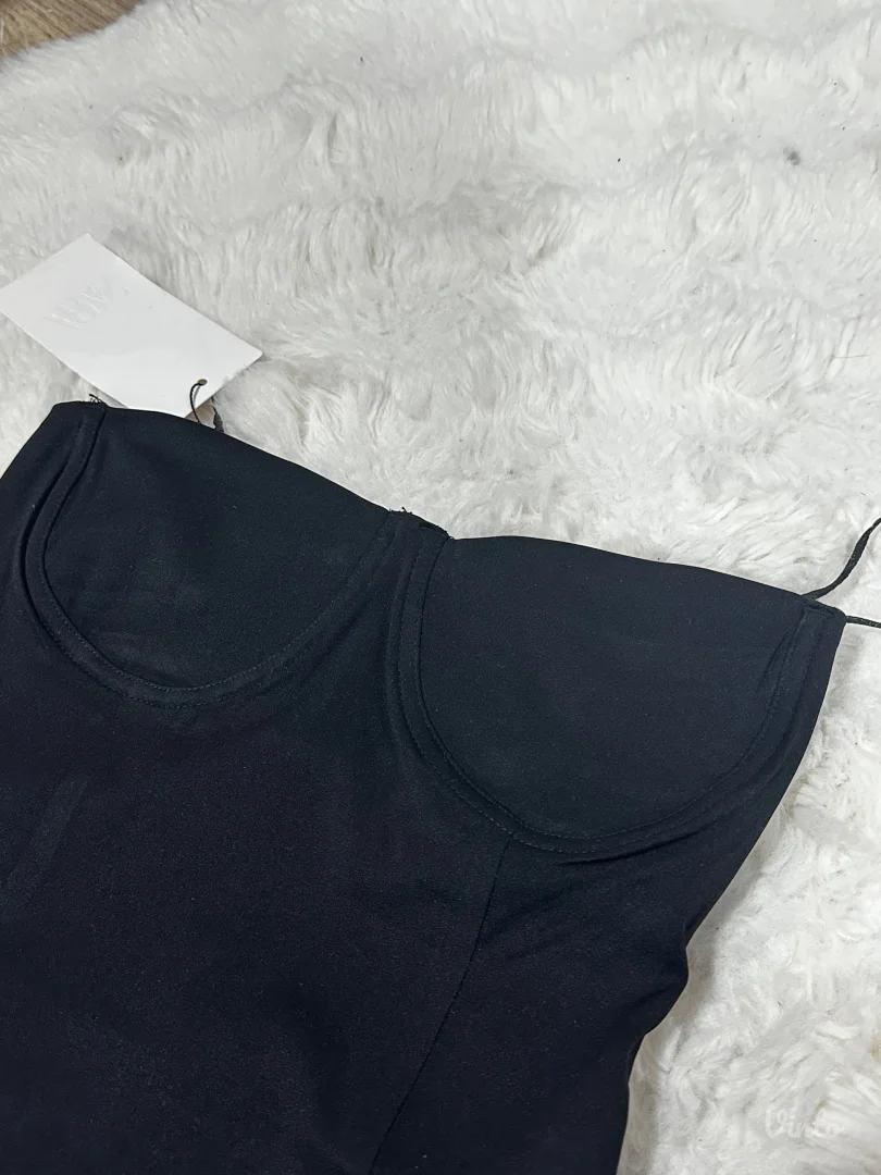 Zara top sa etiketom