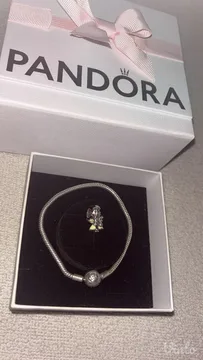Pandora narukvica sa priveskom