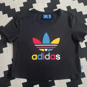 Adidas crop majica rezz