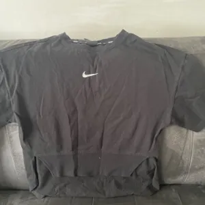 Nike majica crop