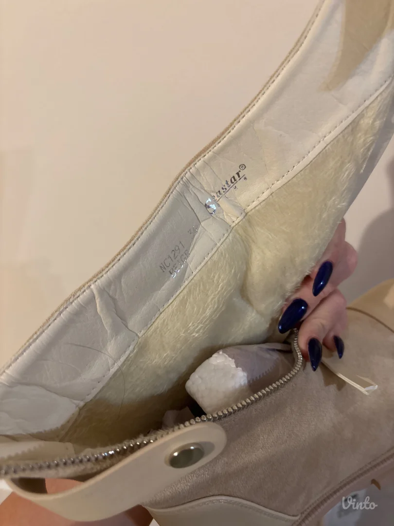 Postavljene bez cizme