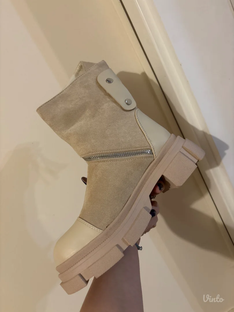 Postavljene bez cizme