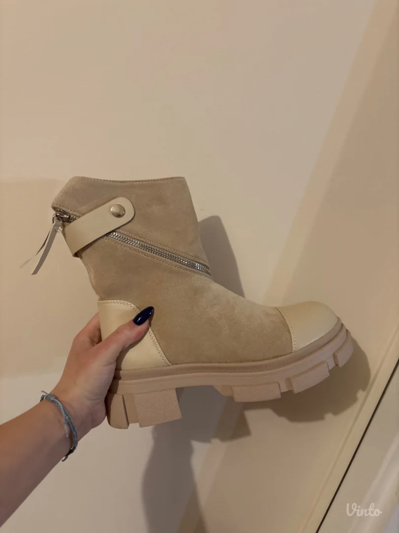 Postavljene bez cizme