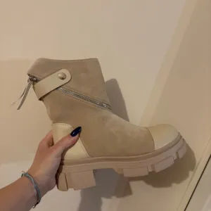 Postavljene bez cizme