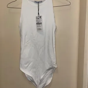 Stradivarius bodi sa etiketom