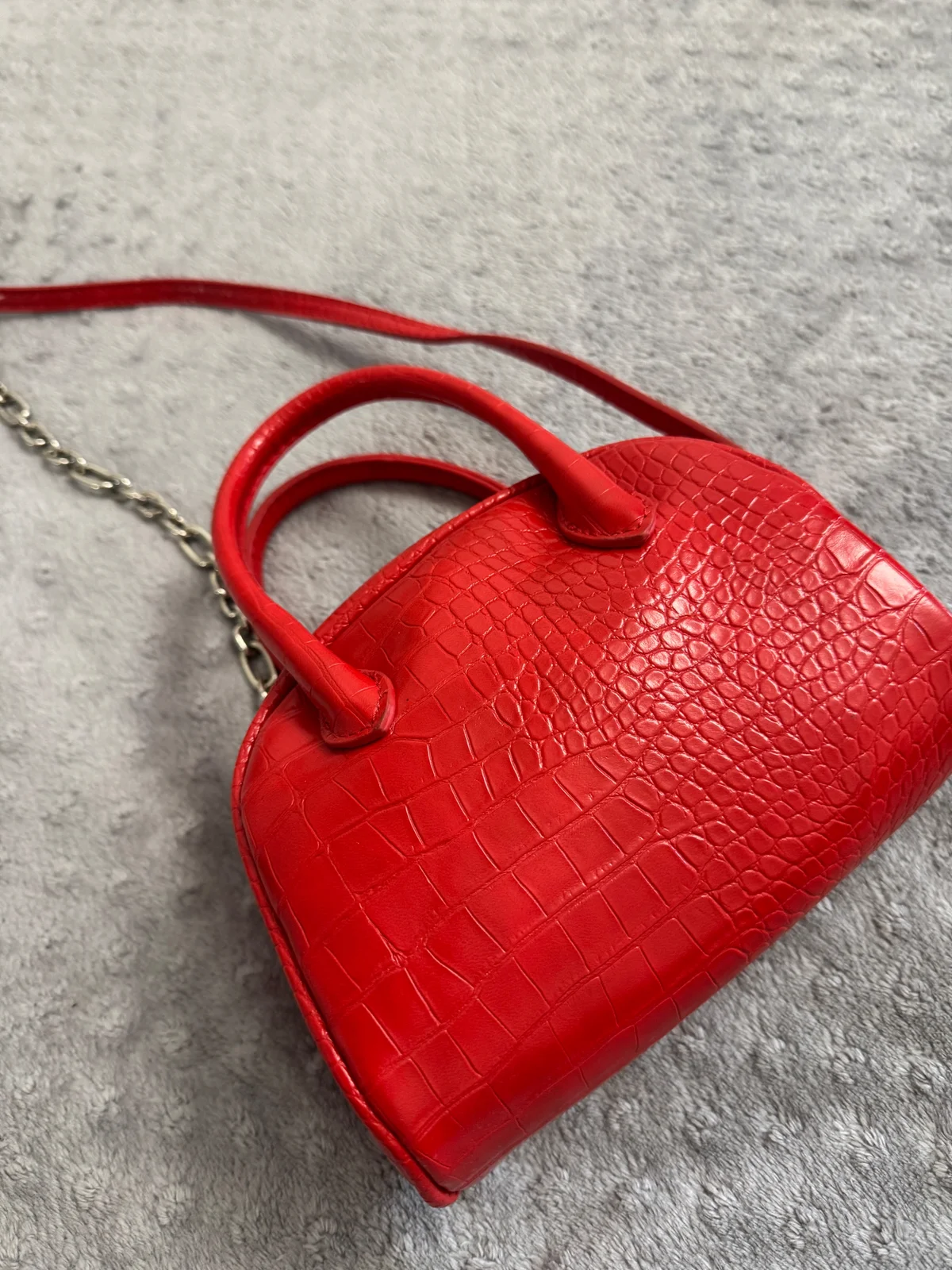 Bershka mala crvena torbica