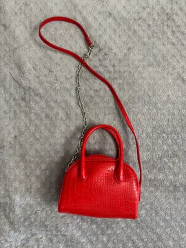 Bershka mala crvena torbica