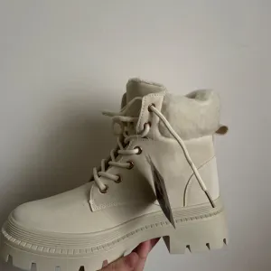 NOVE CIPELE SA ETIKETOM – nijednom nošene