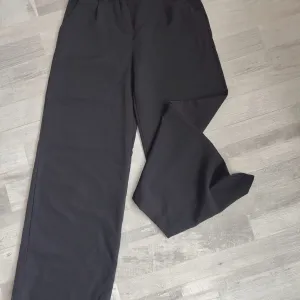 Crne elegantne pantalone