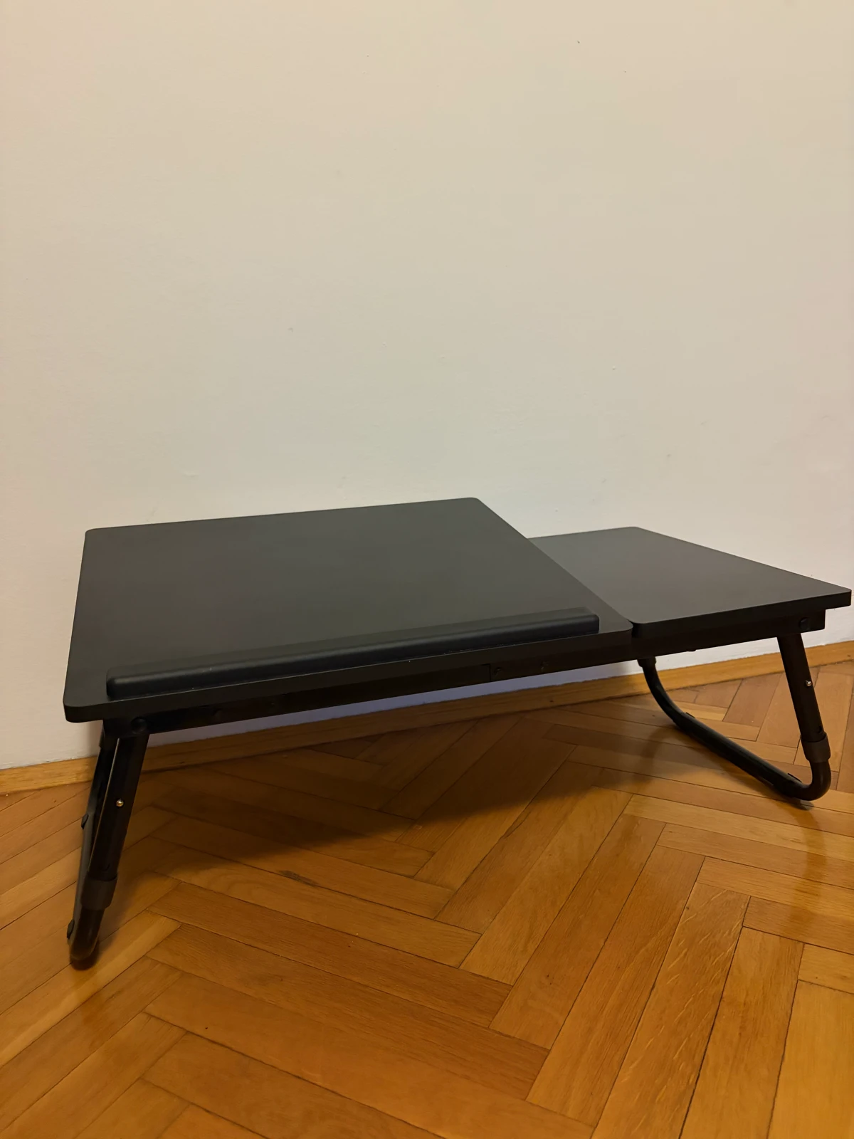 JYSK MEJLBY stalak za laptop – podesiv, sklopiv, kao nov