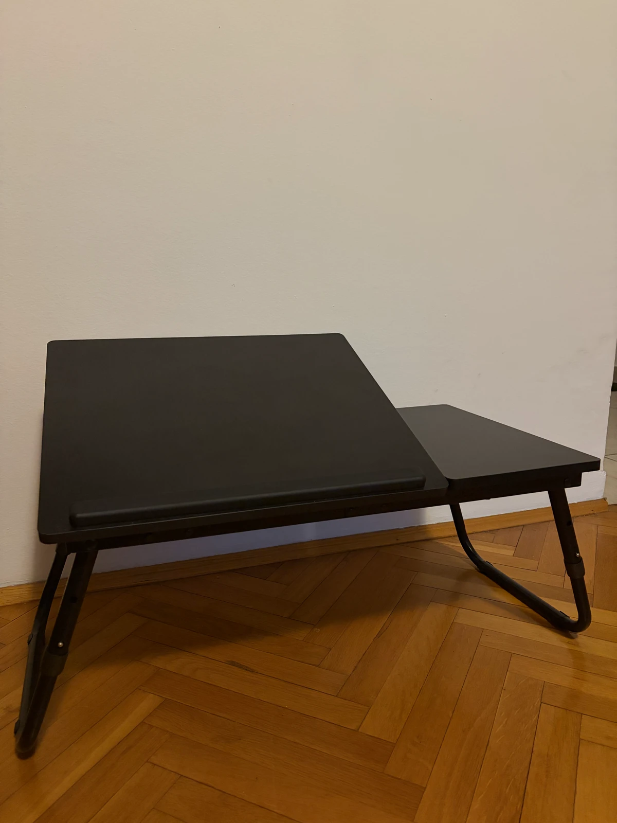JYSK MEJLBY stalak za laptop – podesiv, sklopiv, kao nov