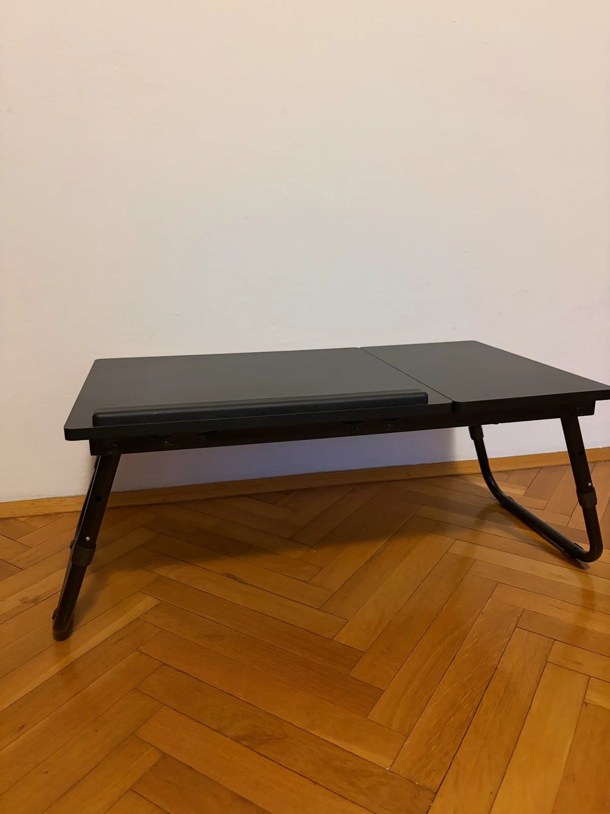 JYSK MEJLBY stalak za laptop – podesiv, sklopiv, kao nov