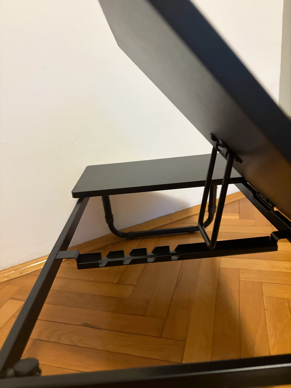 JYSK MEJLBY stalak za laptop – podesiv, sklopiv, kao nov
