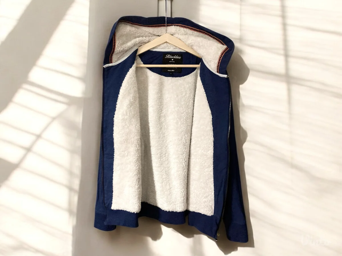 Prelepa trenerka/jaknica sa krznom – vel. L, iz Švajcarske