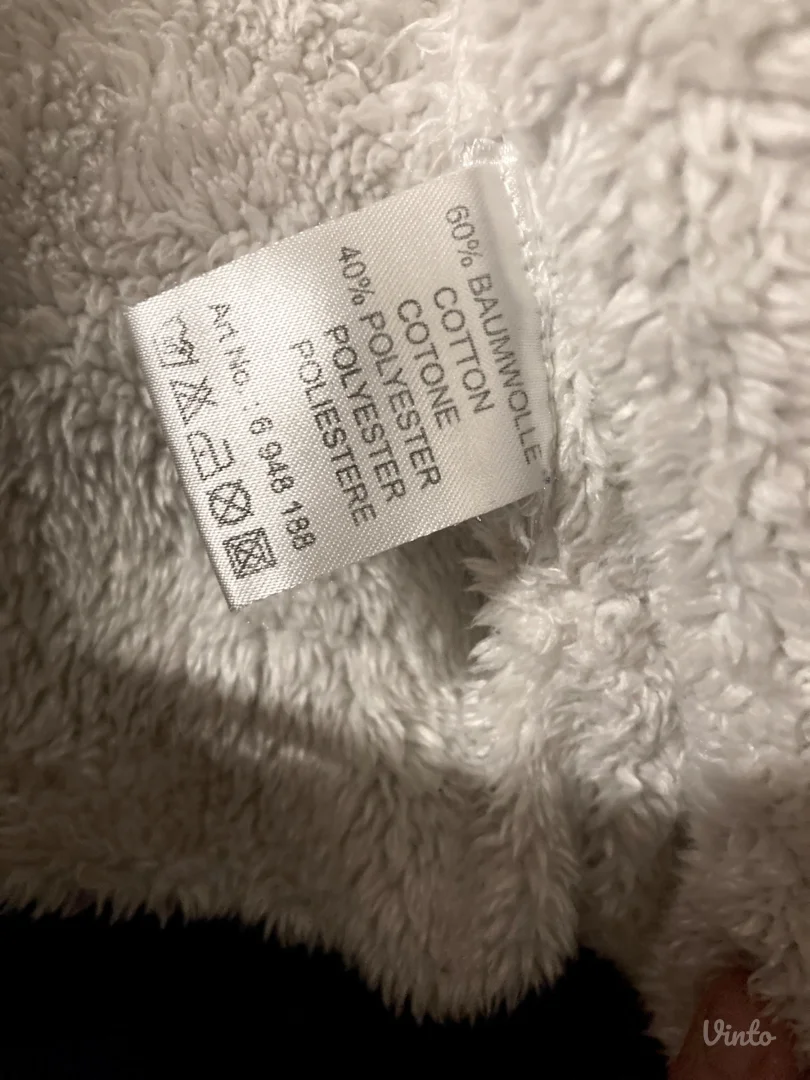 Prelepa trenerka/jaknica sa krznom – vel. L, iz Švajcarske