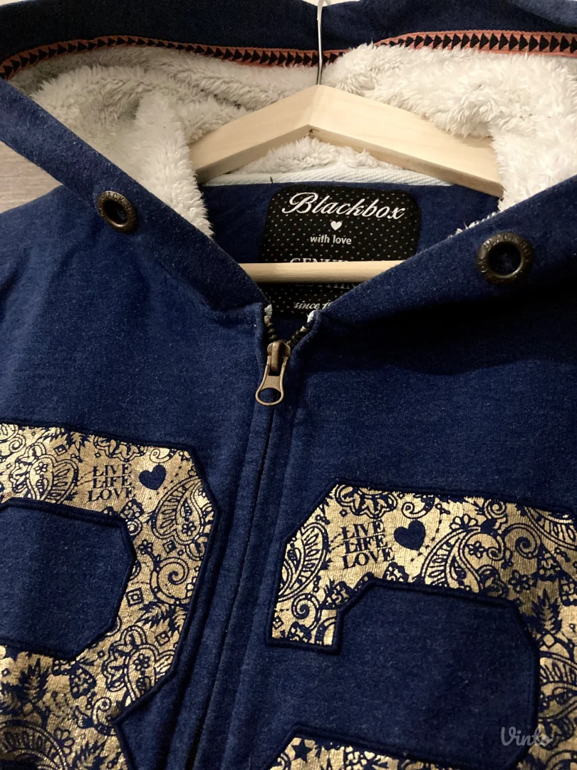 Prelepa trenerka/jaknica sa krznom – vel. L, iz Švajcarske