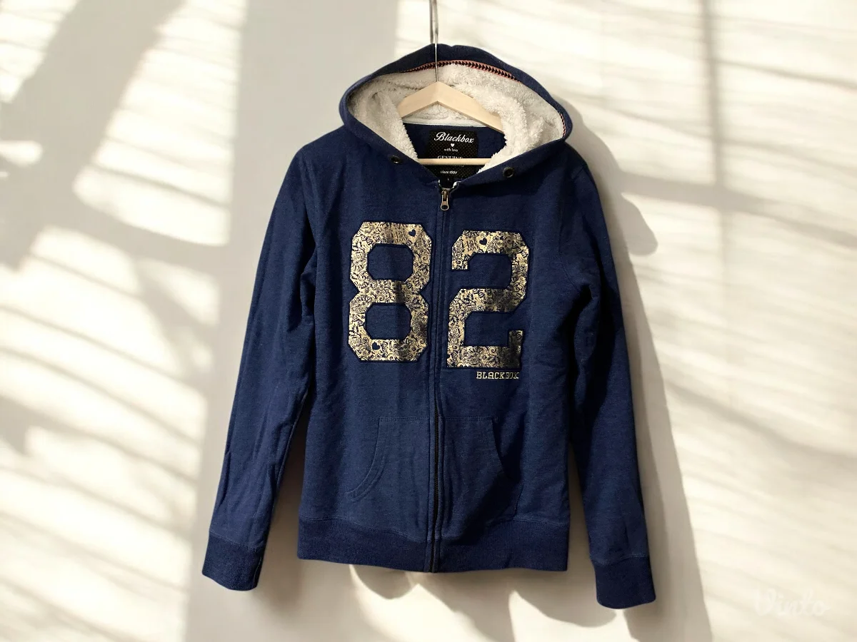 Prelepa trenerka/jaknica sa krznom – vel. L, iz Švajcarske