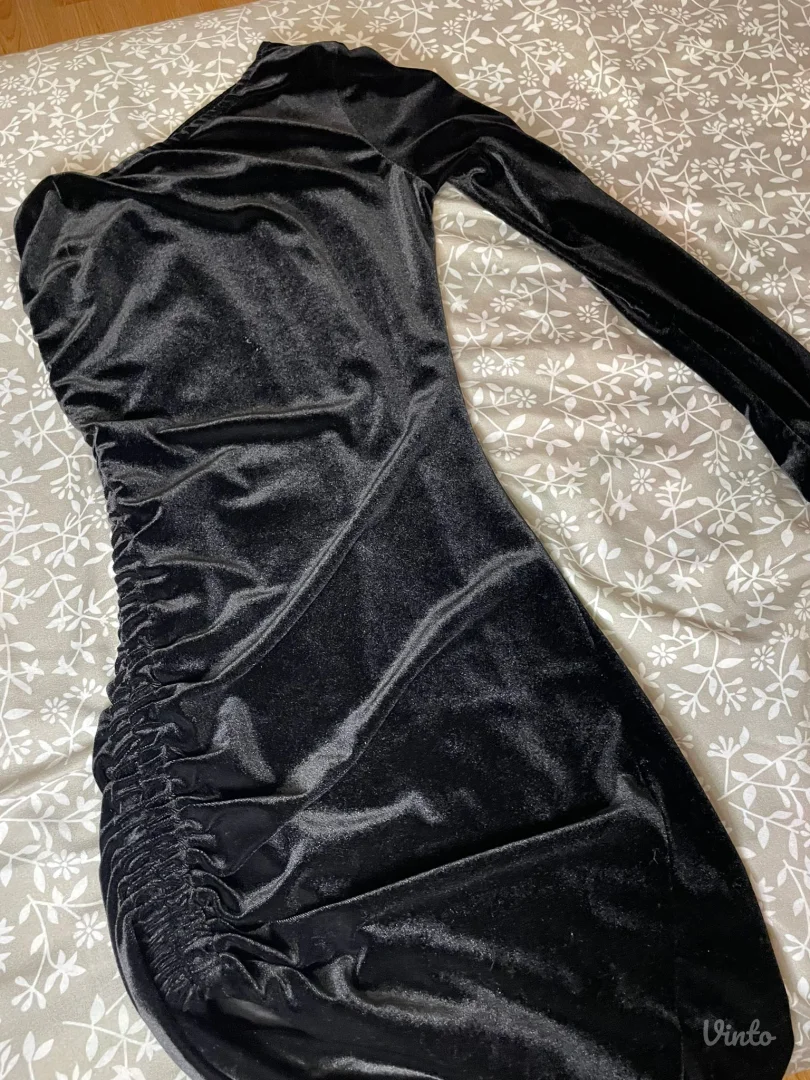 Crna haljina sa otvorenim ramenom