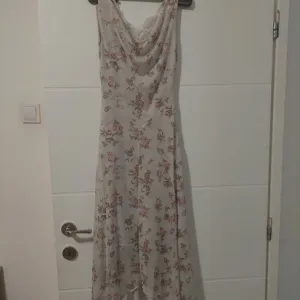 Letnja asimetrična haljina sa cvetnim dezenom (NOVO)