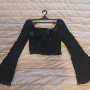Goth crop bluza sa zvonastim rukavima (NOVO)