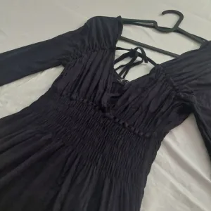 Crna goth haljina sa nabranim strukom