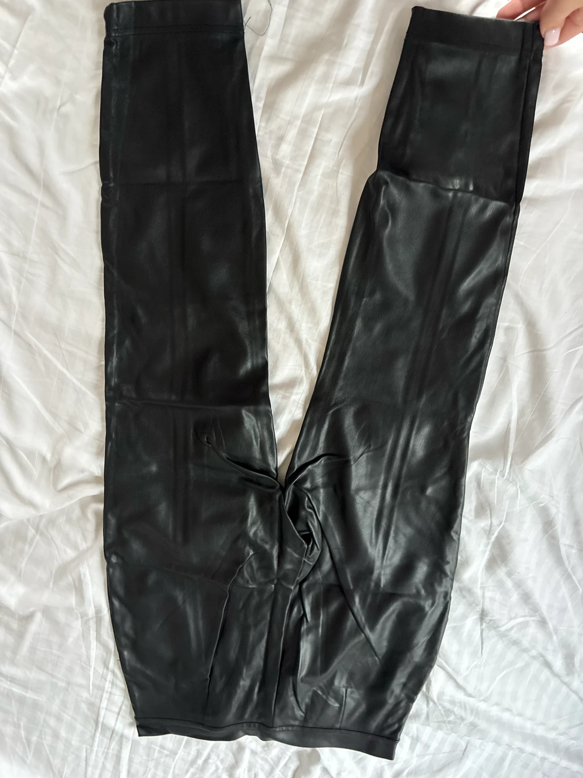 Zenske pantalone od eko koze