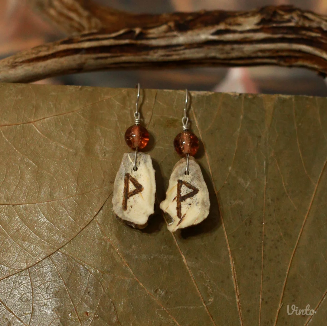 Minđuše od roga srndaća sa runom Wunjo