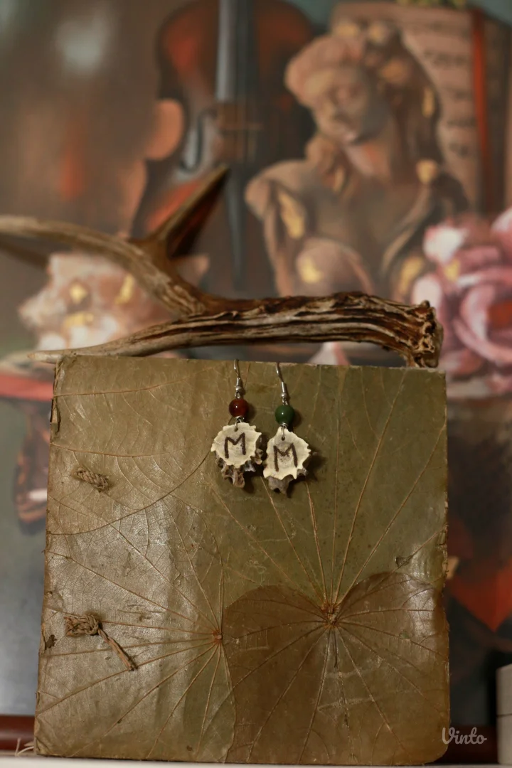 Minđuše od roga srndaća sa runom Ehwaz