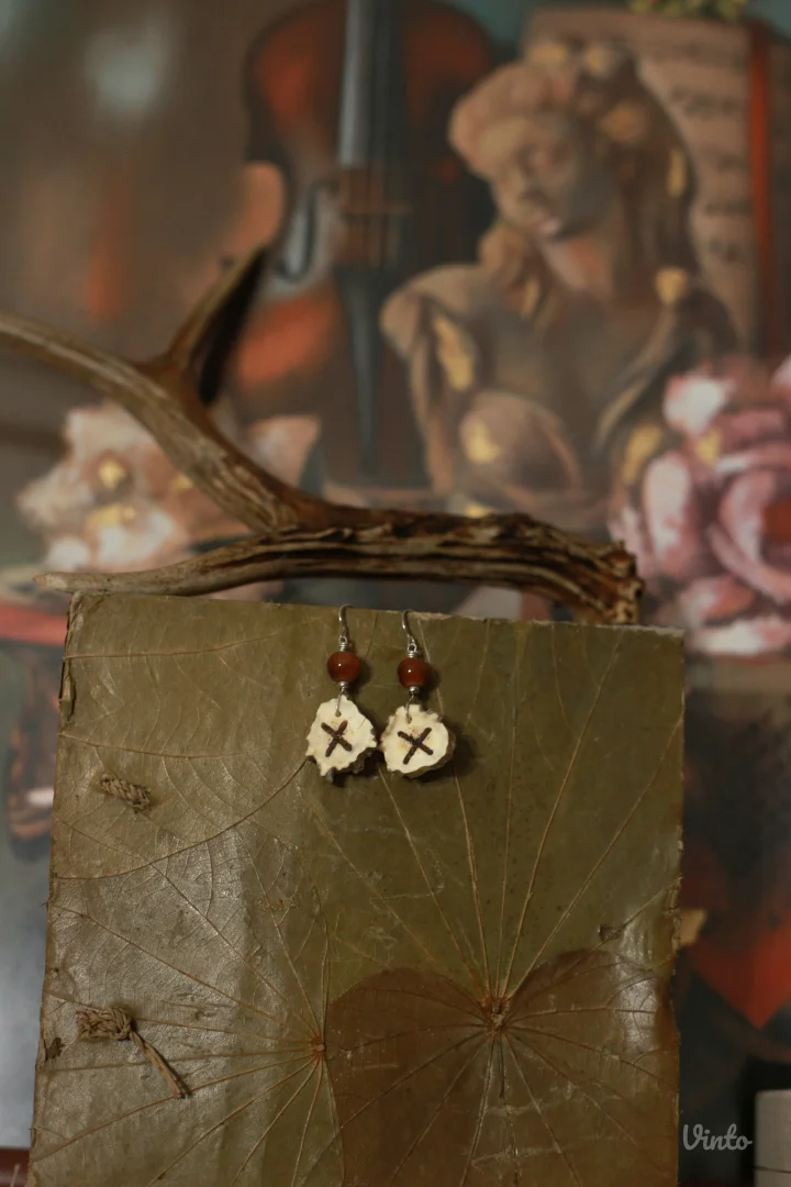 Minđuše od roga srndaća sa runom Gebo