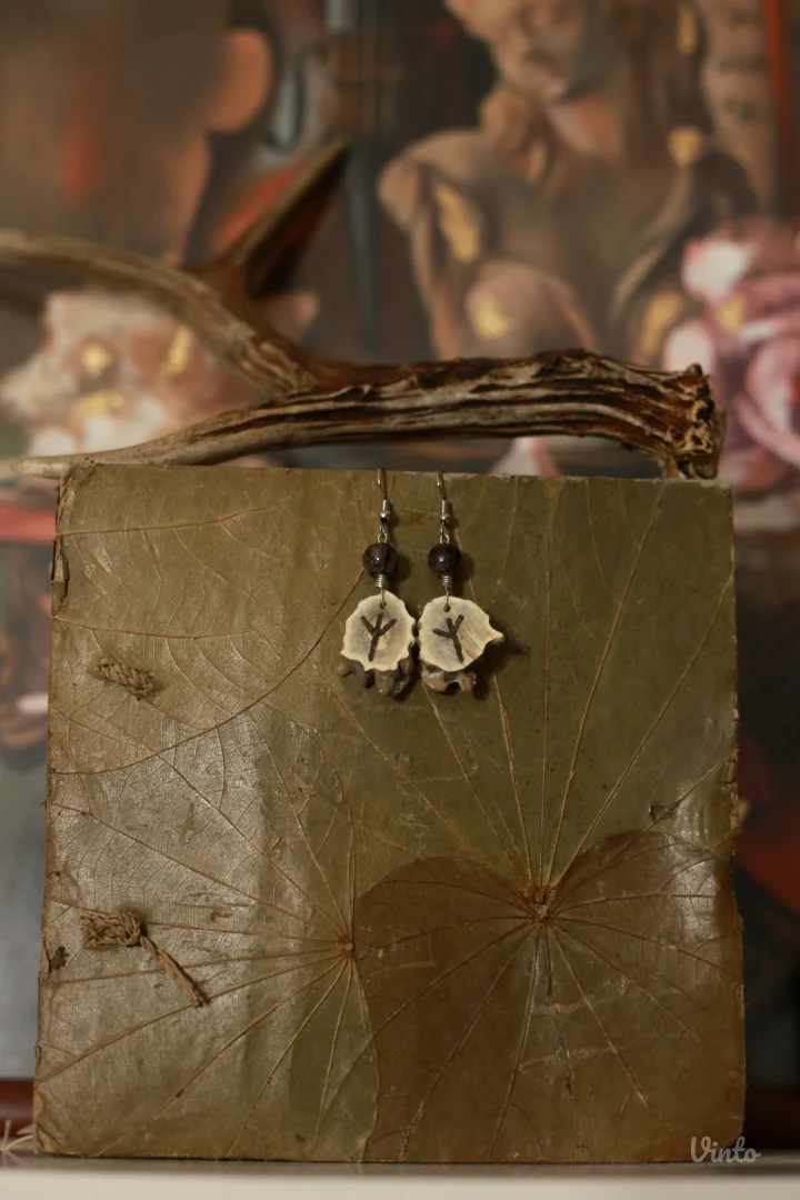 Minđuše od roga srndaća sa runom Algiz