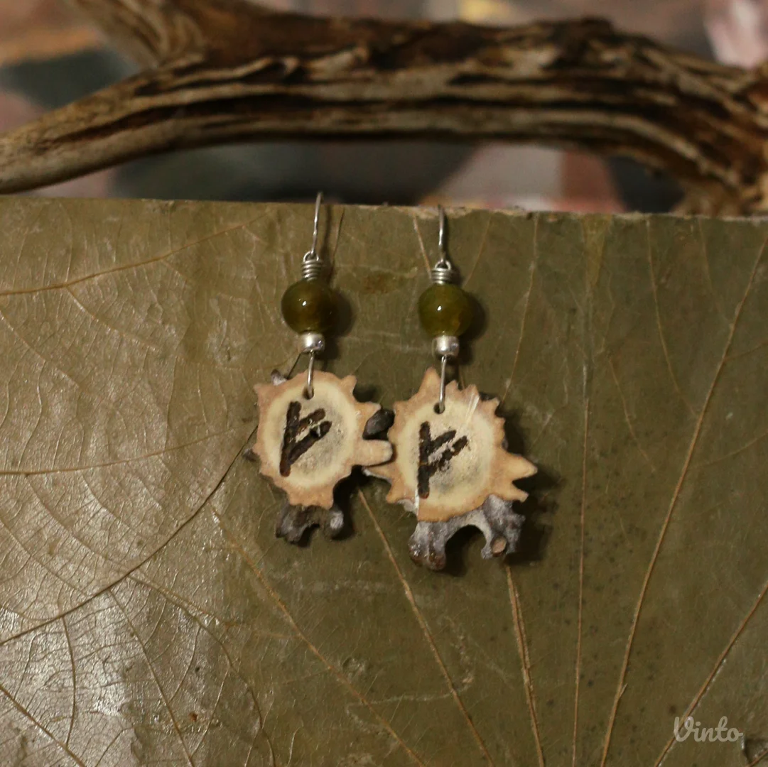 Minđuše od roga srndaća sa runom Fehu