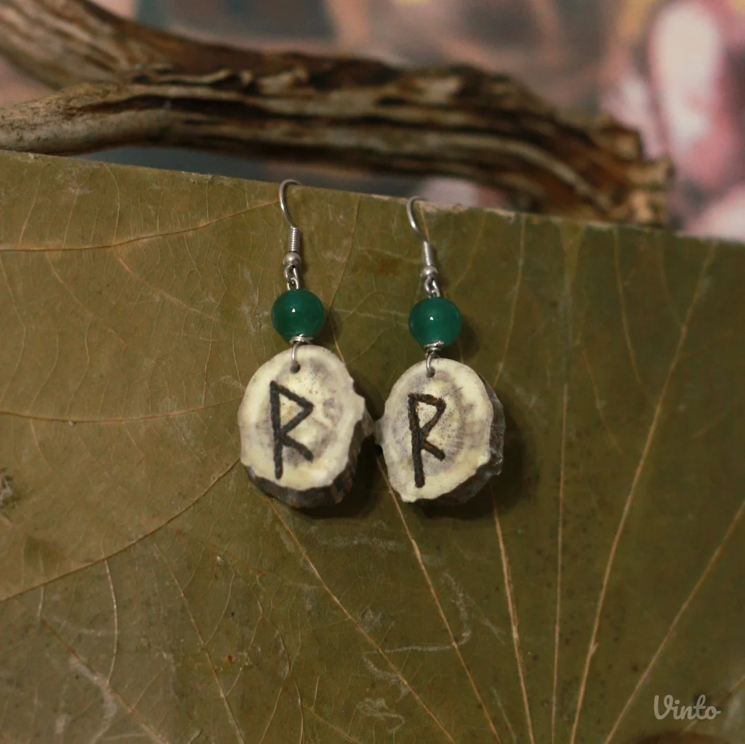 Minđuše od roga srndaća sa runom Raidho