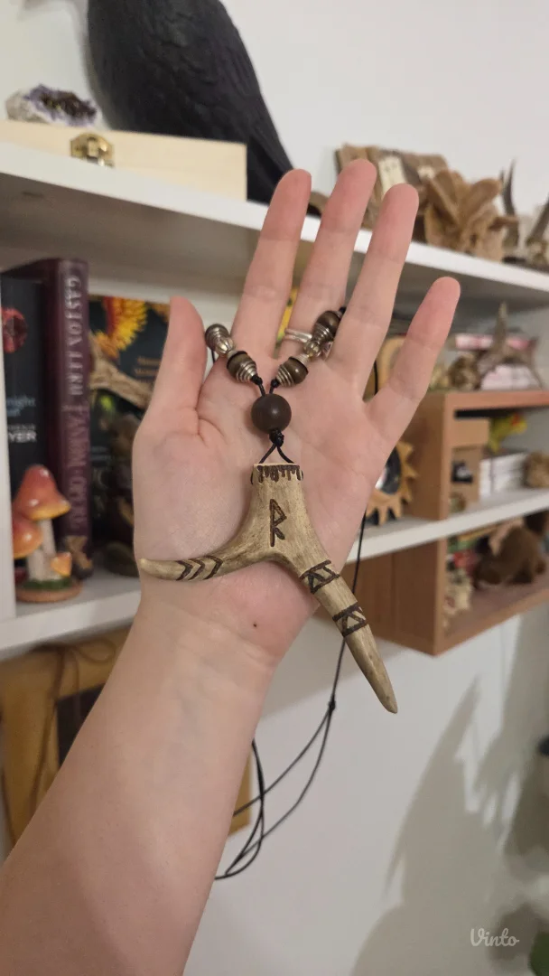 Ogrlica od roga srndaća sa runom Raidho