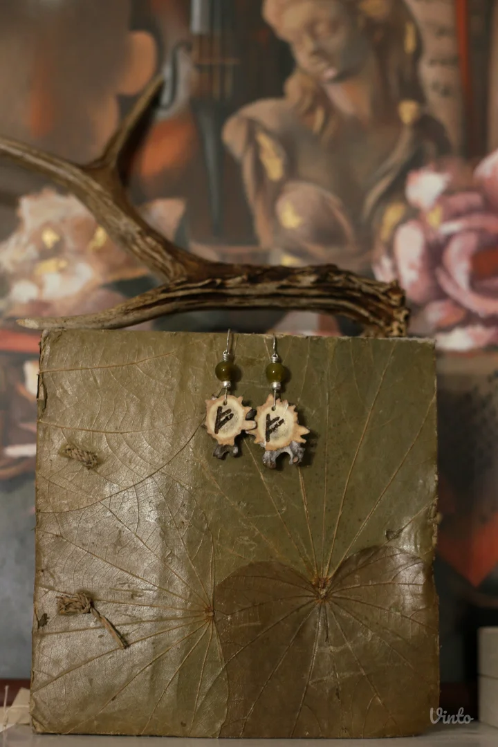 Minđuše od roga srndaća sa runom Fehu