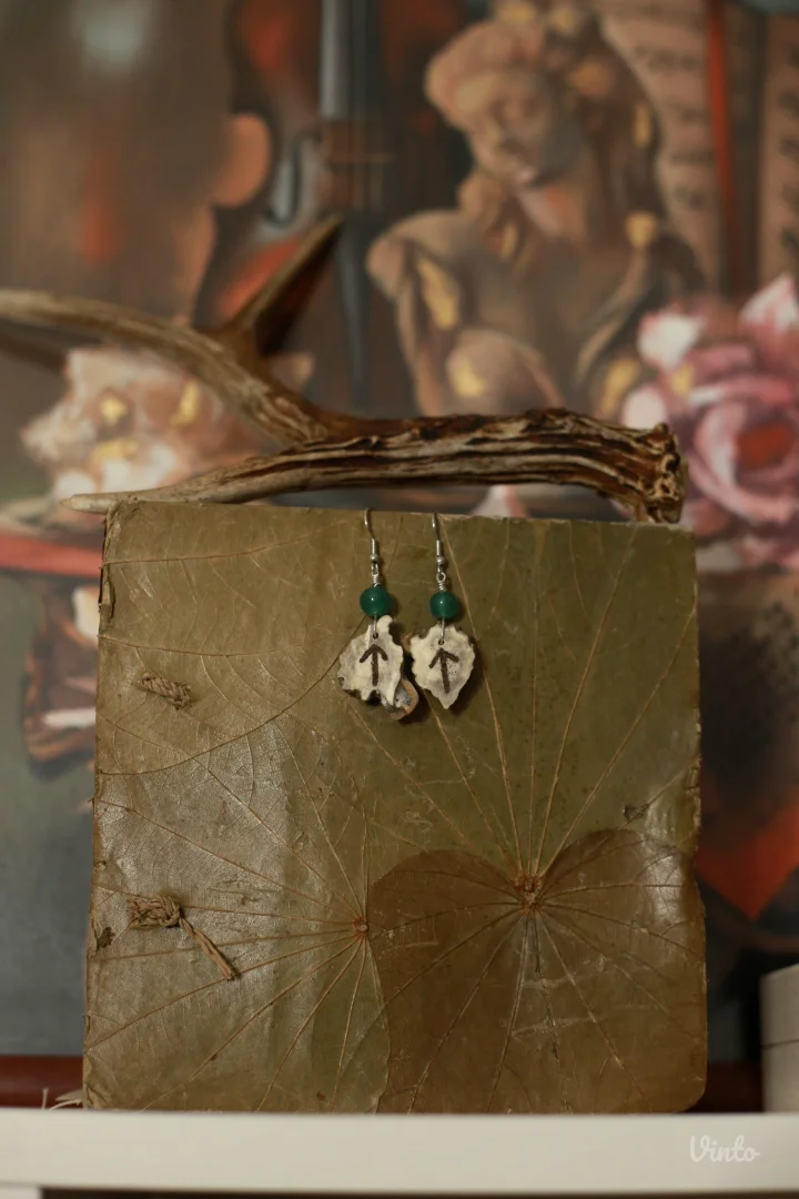 Minđuše od roga srndaća sa runom Tiwaz