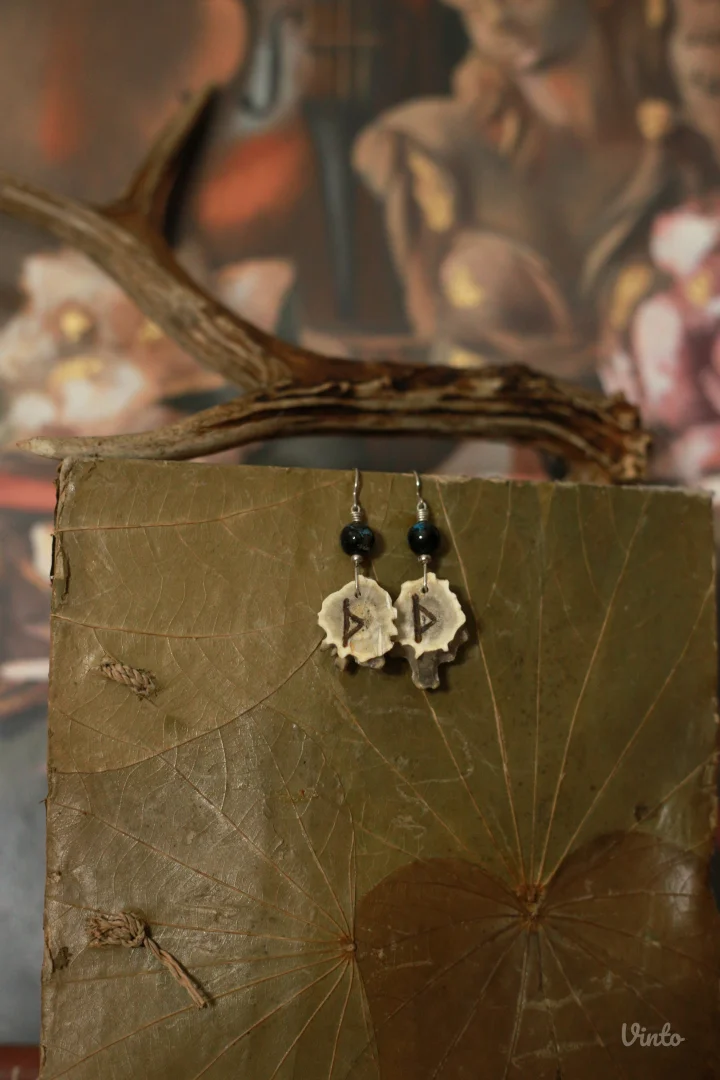 Minđuše od roga srndaća sa runom Thurisaz