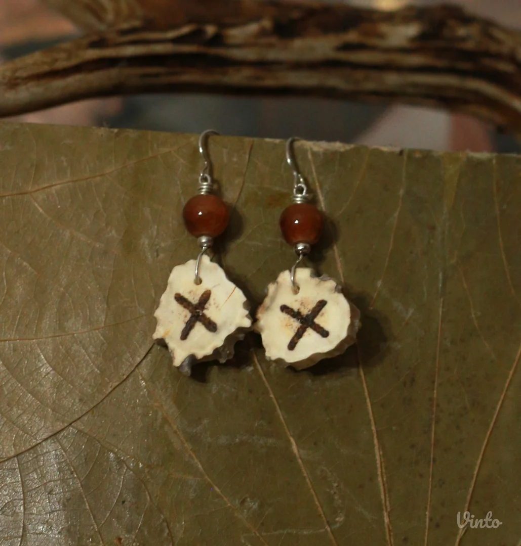 Minđuše od roga srndaća sa runom Gebo