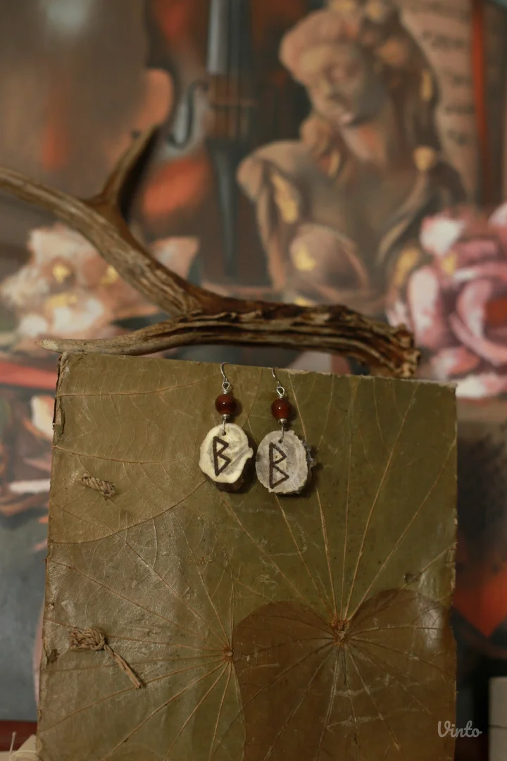 Minđuše od roga srndaća sa runom Berkana